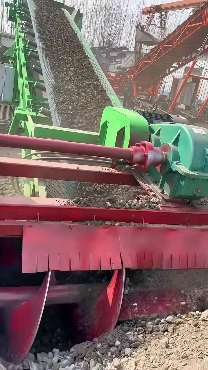 專業煤矸石取料機與扒渣機生產廠家 高效砂石料裝車與皮帶輸送解決方案